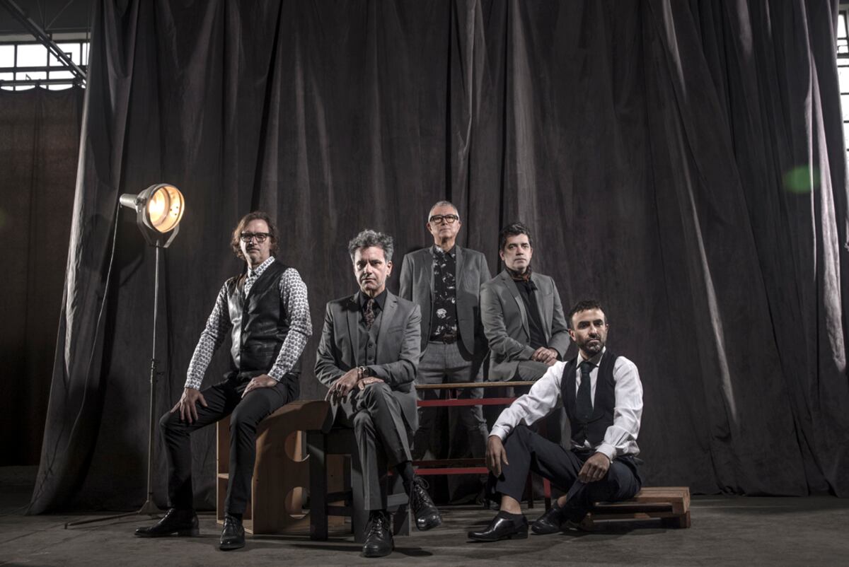 Richard Coleman, junto a El Trans-Siberian Express. La banda, de izquierda a derecha: Gonzalo Córdoba (guitarra), Dani Castro (bajo), Bodie (teclados) y Diego Cariola (batería). (Gentileza Nora Lezano)