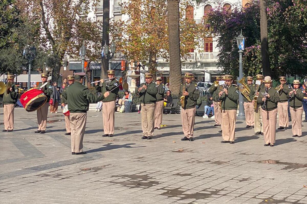 Banda de la Gendarmería en la plaza San Martín, en el acto por el Día de Francia. (Gentileza)