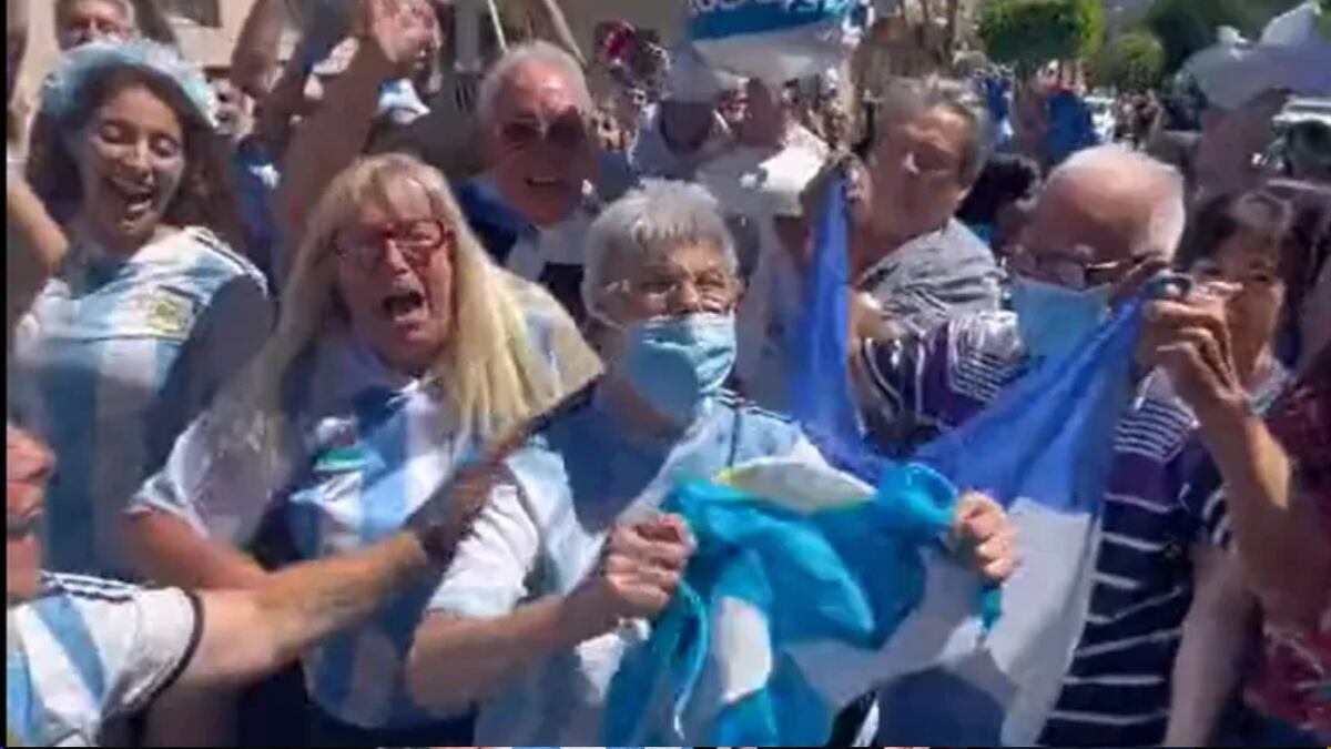 Video: la abuela “la la la la la” salió a festejar la Copa y sus vecinos le cantaron su famosa canción