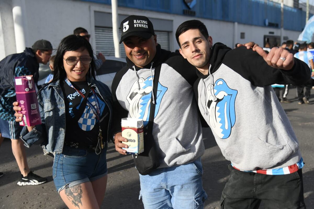 Racing fue local de Aldosivi de Mar del Plata y, como siempre, estuvo La Voz para hacer su clásica sección Cara ‘e Cancha, retratos de una pasión. Fotografías de Ramiro Pereyra, reportero gráfico del diario.