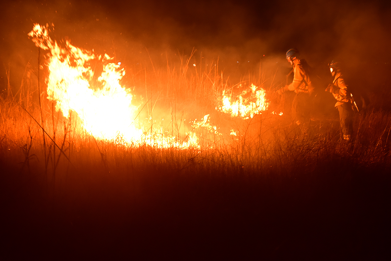 Incendio de pastizales detras de los niños Urbanos. (José Gabriel Hernández / La Voz)