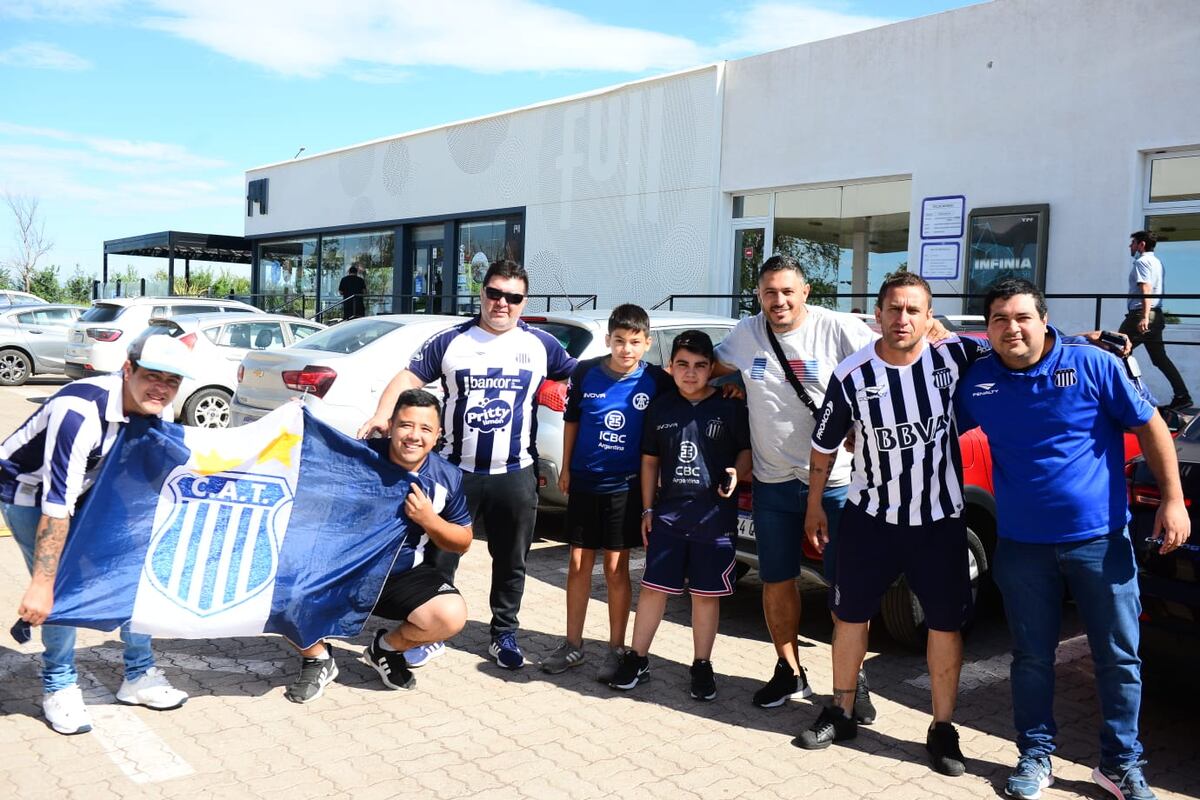 Miles de hinchas albiazules copan la ruta hacia tierras puntanas y con la ilusión de un nuevo triunfo que ponga al Matador en la final de la Copa Argentina. (Foto: José Gabriel Hernández)