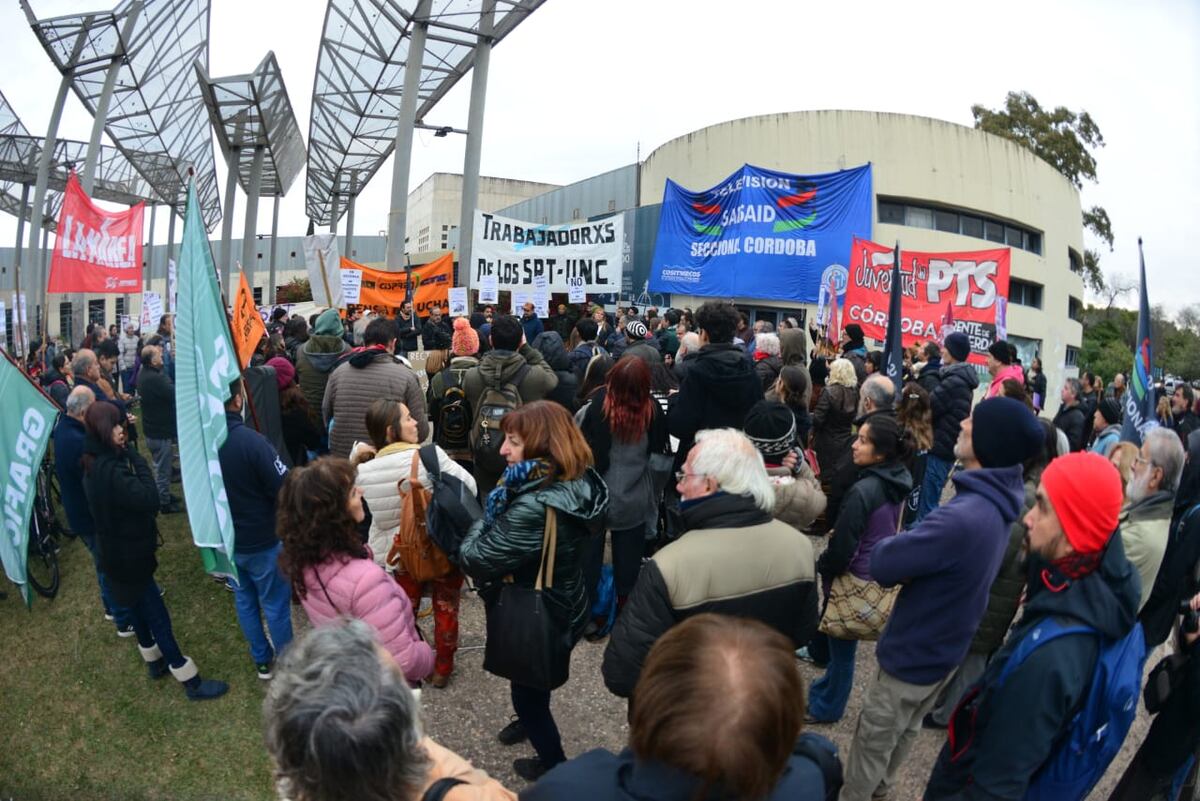 Protesta de los trabajadores de los SRT en la Ciudad Universitaria. (Javier Ferreyra / La Voz).