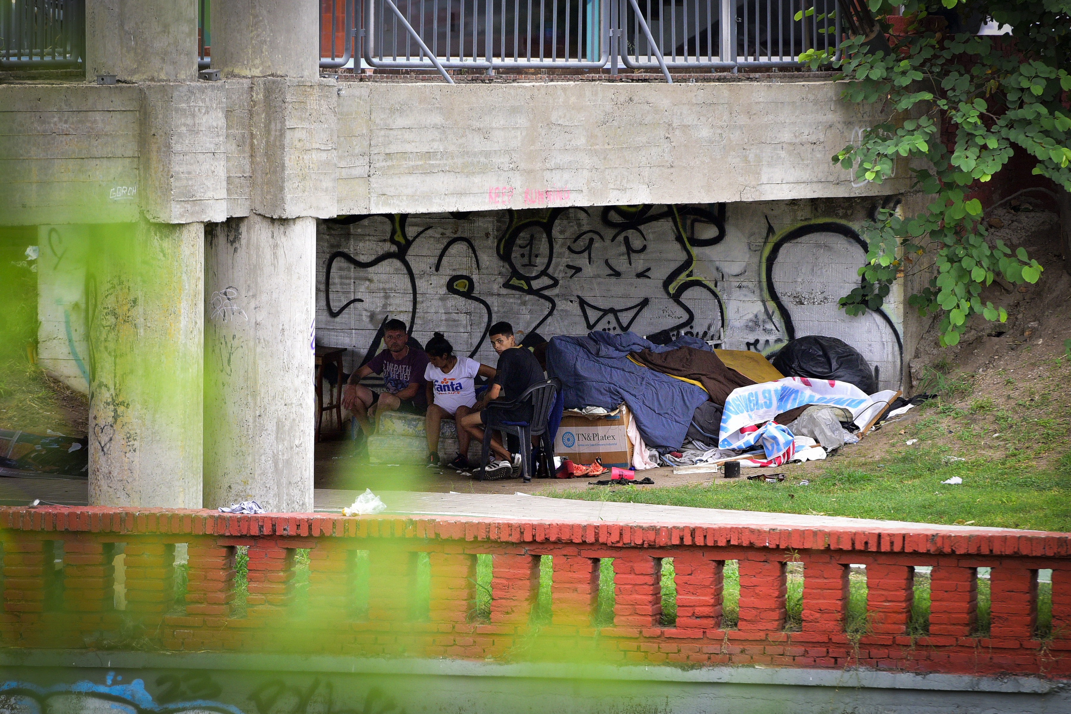 Gente en situación de calle que vive bajo los puentes de la ciudad de Córdoba. (José Gabriel Hernández / La Voz)