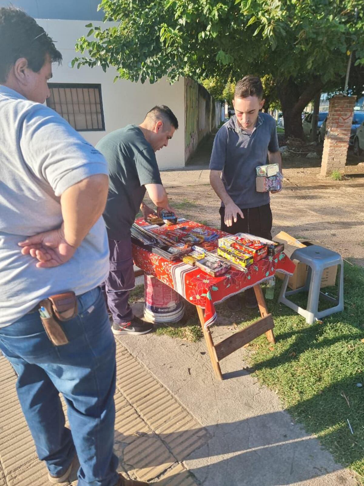 Desarticularon más de 1.000 puestos de venta ilegal de pirotecnia en distintos puntos de la ciudad, con decomisos por $ 139 millones en solo cinco días. (Municipalidad de Córdoba)