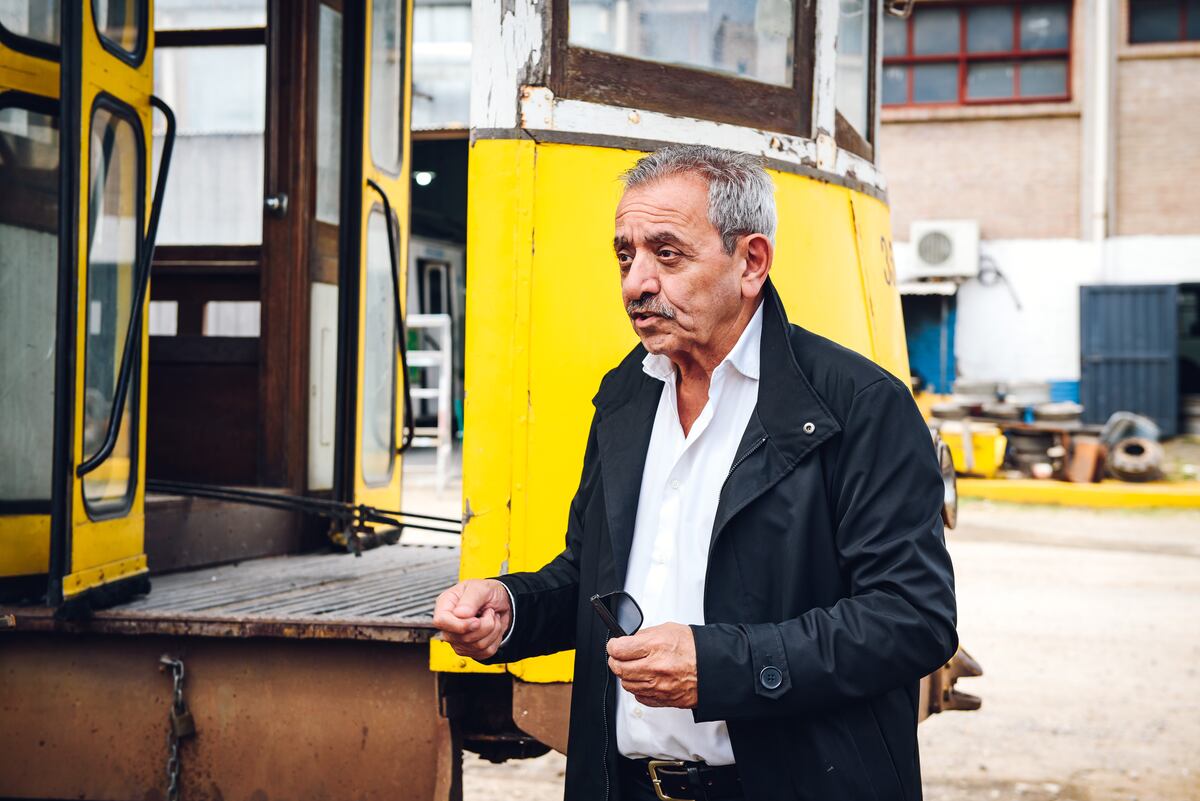 Julio César Secondi, presidente de Tamsau, junto al tranvía que la empresa municipal comenzó a restaurar. (Prensa Municipalidad de Córdoba)