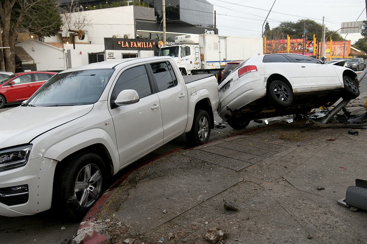 Córdoba: chocaron de frente un auto y una camioneta en avenida Gauss en la intersección con Martinoli, Córdoba. (Ramiro Pereyra / La Voz)
