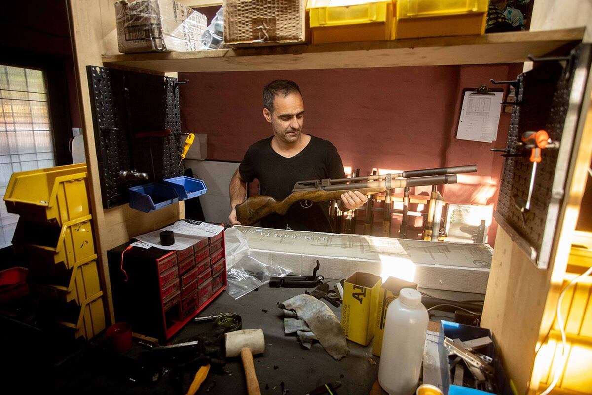 El taller de los Aranda, en su casa de Villa del Dique. Pronto se mudarán a una nueva sede, ampliada. (La Voz)