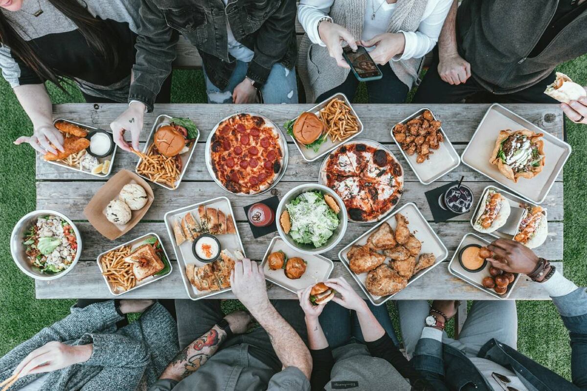 En un mundo donde la comida a menudo se convierte en refugio emocional, la nutricionista Luciana Pozzer aborda el vínculo entre alimentación y emociones en su nuevo libro, "Palabras que nutren". (Unsplash)