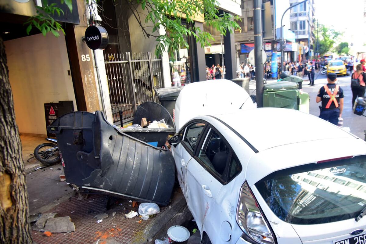 Grave siniestro. Un auto atropelló a varias personas en el Centro de la ciudad de Córdoba. (Javier Ferreyra / La Voz)