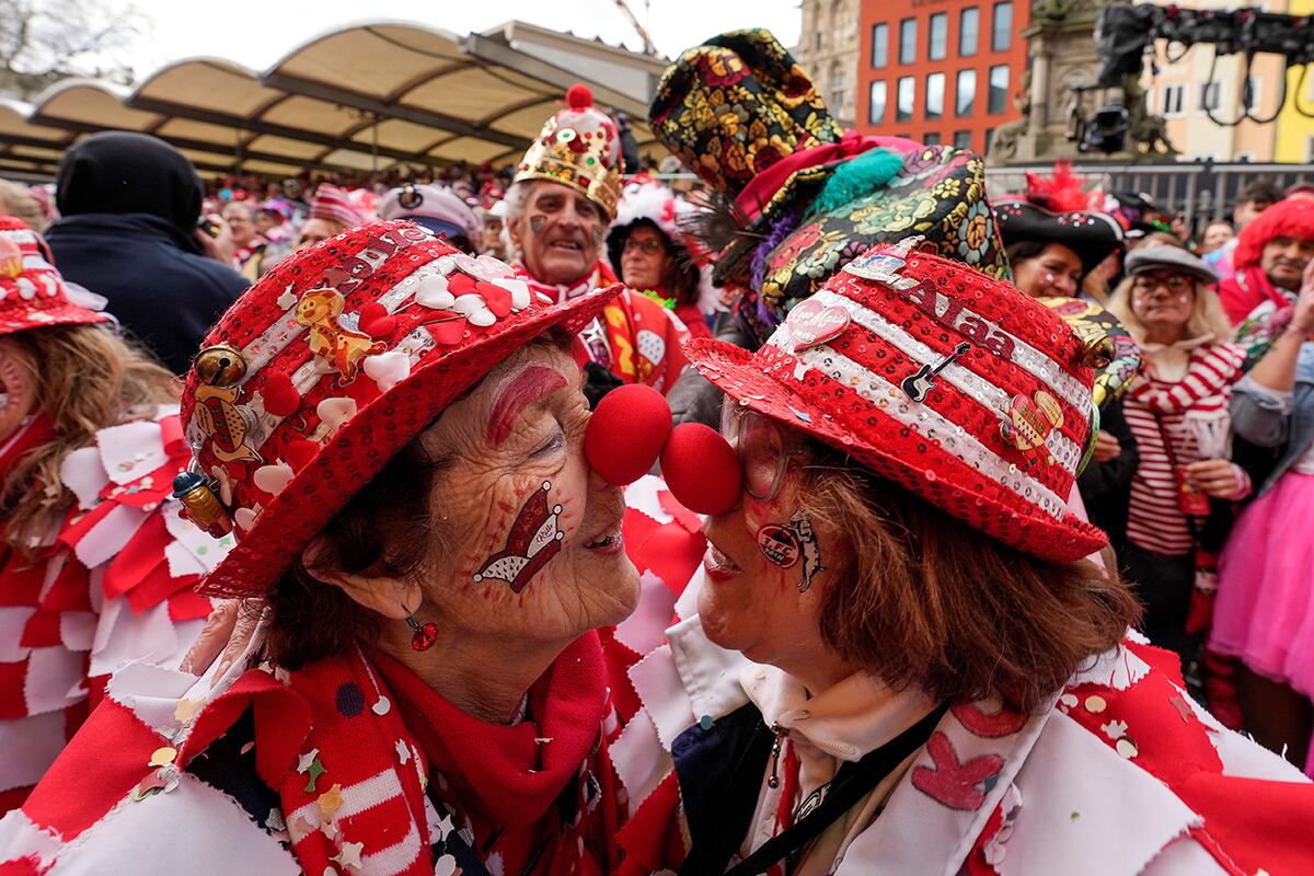 Las festividades tienen lugar en Alter Markt, donde cientos de fiesteros vestidos de manera vibrante disfrutan de la ceremonia de apertura del carnaval callejero. (AP)