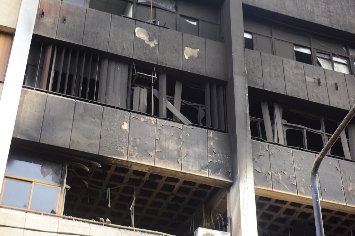 Así quedó el edificio tras el incendio. (La Voz/José Gabriel Hernández)