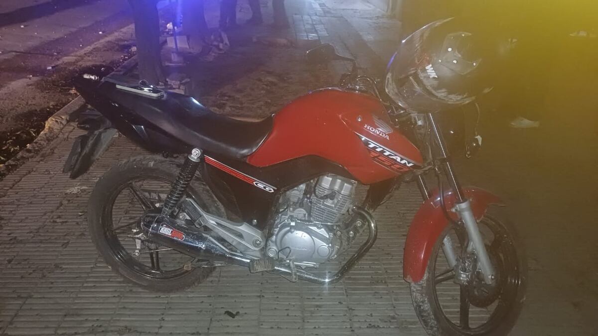 Chocó contra un señalizador de obra y falleció. (Policía de Córdoba)