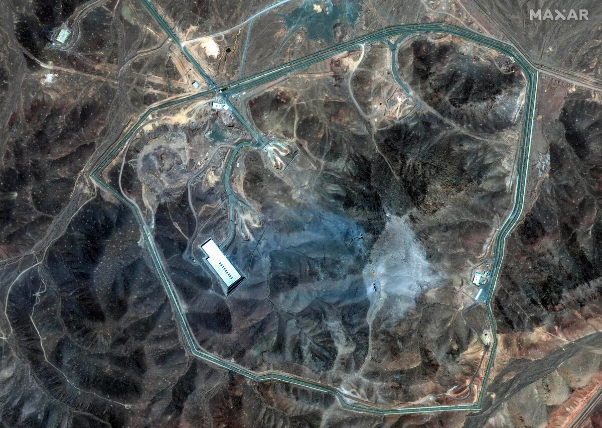 Esta imagen satelital proporcionada por Maxar Technologies muestra los daños sufridos por la planta de enriquecimiento de uranio de Fordo, en Irán, tras los ataques estadounidenses del domingo 22 de junio de 2025. (Maxar Technologies vía AP)