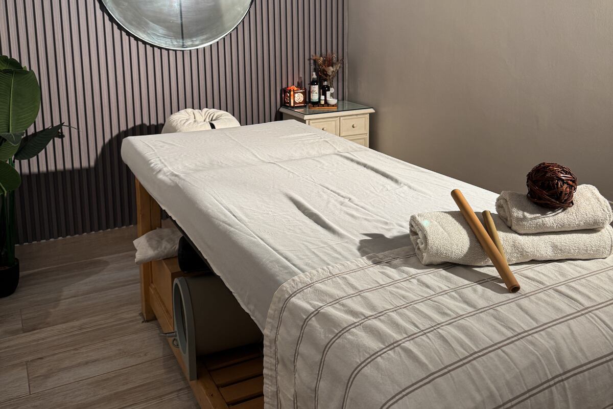 Masajes, vapor y pausas necesarias. El spa del hotel está diseñado para acompañar el descanso profundo que propone todo el complejo.
