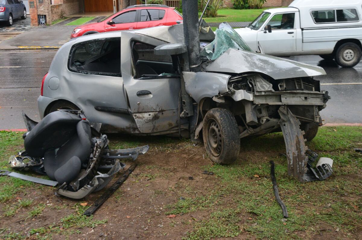 El auto dañado en Monseñor Pablo Cabrera. (La Voz/Pedro Castillo)