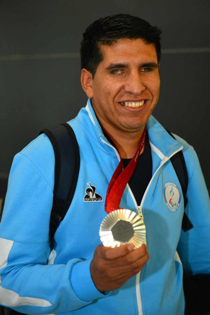 Nahuel Heredia, integrante de Los Murciélagos, seleccionado de fútbol para ciegos, llegó a Córdoba luego de ganar la medalla de plata en los Juegos paralímpicos de París 2024. (Nicolás Bravo / La Voz)