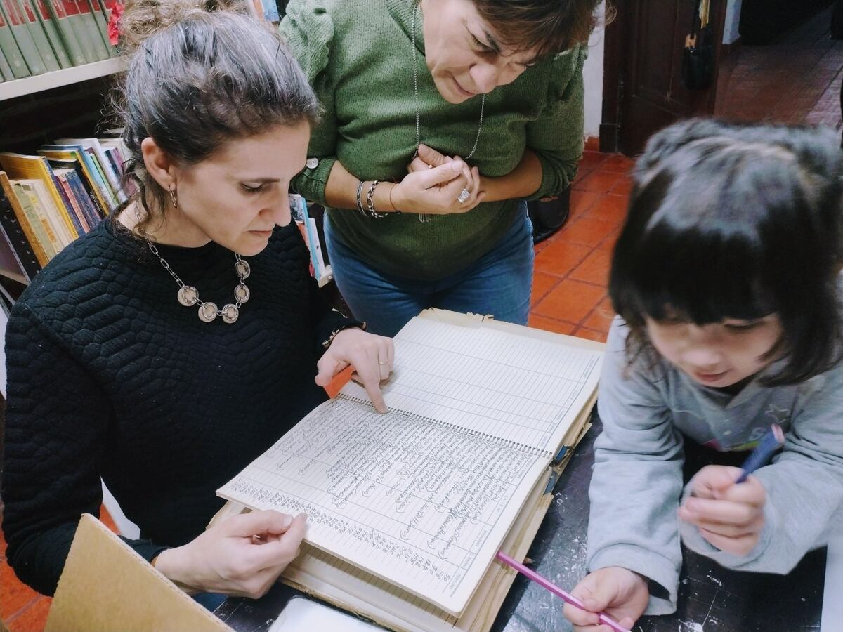 Julieta Laiseca, hija del escritor, junto a Patricia Abba, presidenta de la Biblioteca Popular Teresa B. de Lancestremere.