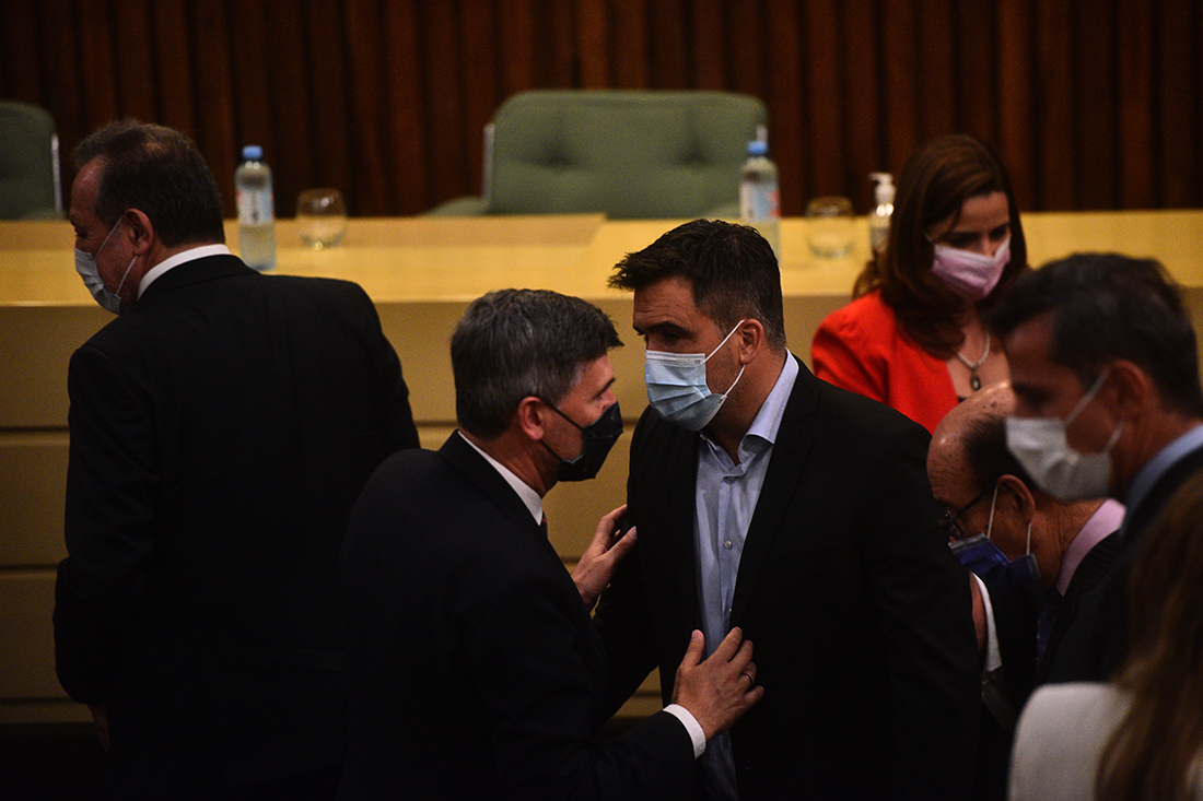El viceintendente Daniel Passerini y el ministro de Gobierno, Facundo Torres, durante la proclamación de legisladores (Pedro Castillo).