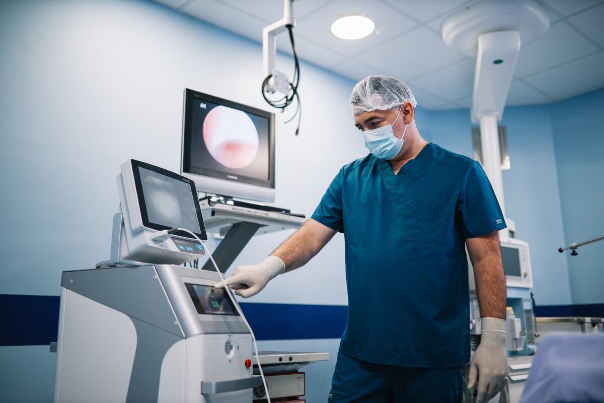Médico realizando colonoscopía. (Foto: iStock)