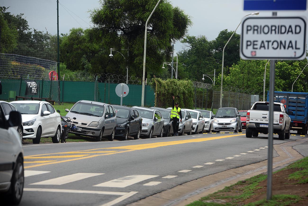 Los autos se estacionan y no queda ningún espacio para el peatón. (José Gabriel Hernández / La Voz)