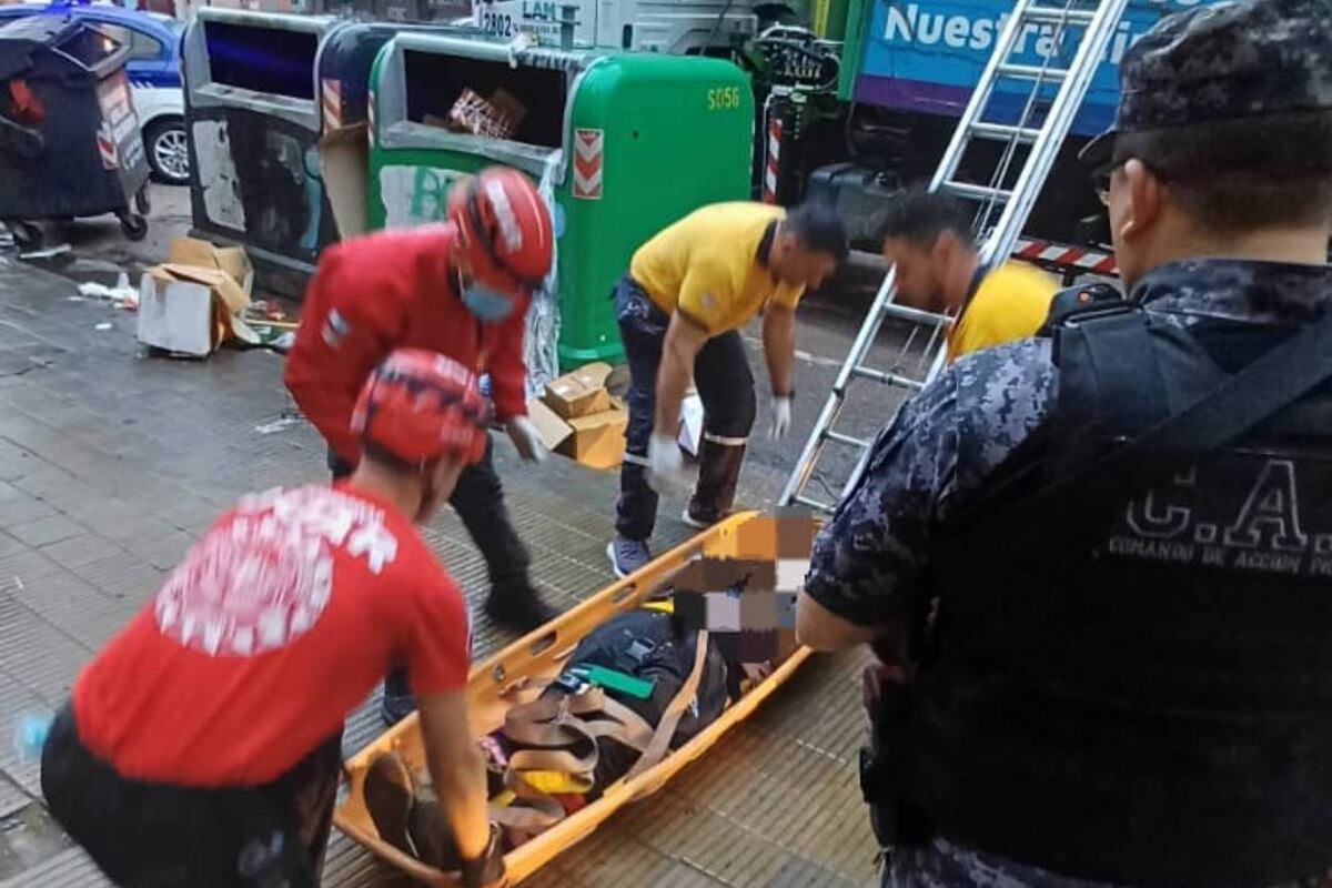 Rescataron a un hombre en situación de calle que quedó atrapado en un camión recolector de basura. (Policía de Córdoba)