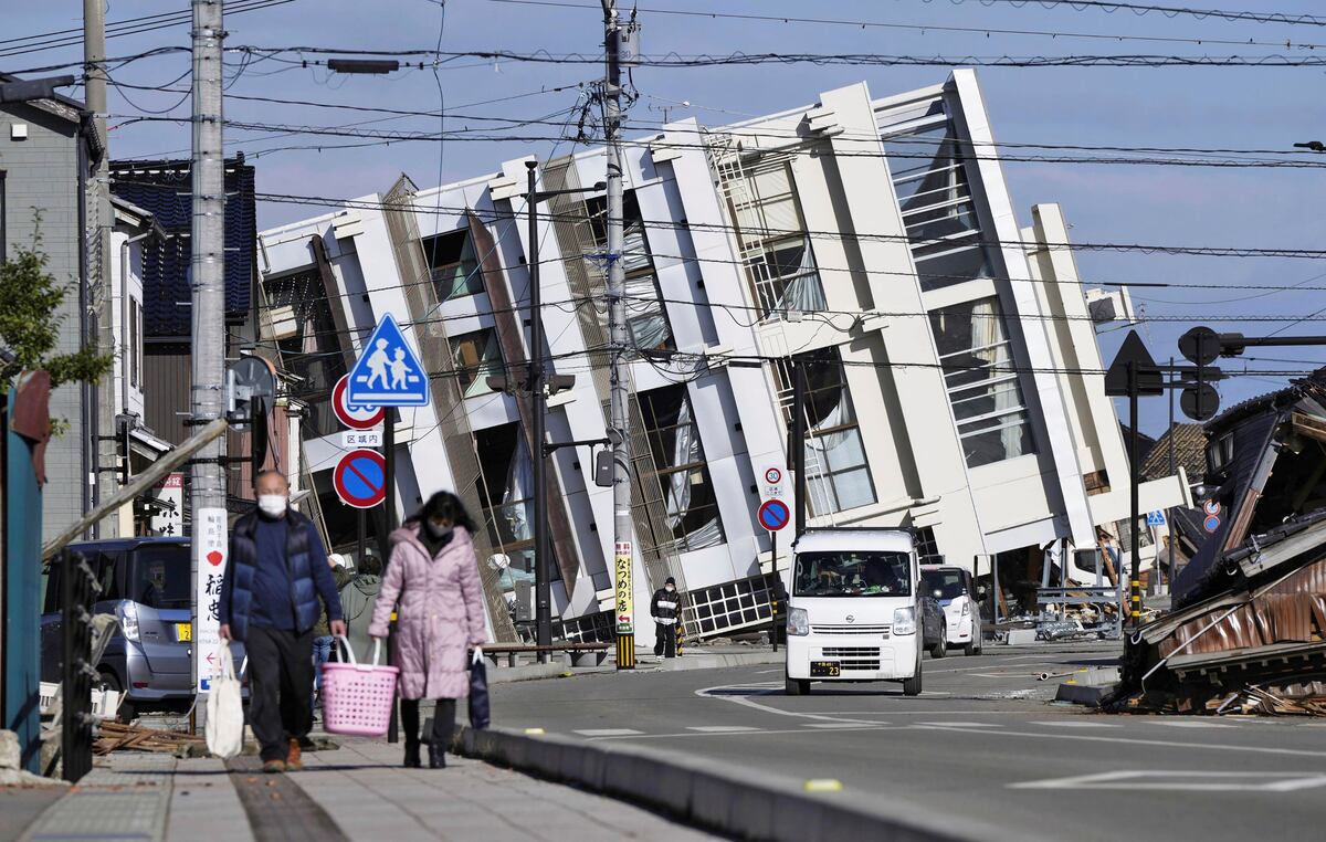 Terremoto en Wajima, prefectura de Ishikawa, Japón, el martes 2 de enero de 2024. Una serie de grandes terremotos provocaron un incendio y derrumbaron edificios en la costa oeste de la isla principal de Japón, Honshu. (Kyodo News vía AP)