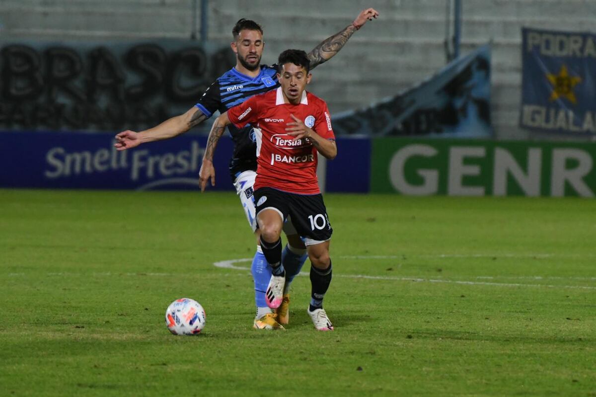 Mariano Miño, el creativo de Belgrano ante Estudiantes de Río Cuarto. (Foto: Tomy Fragueiro)