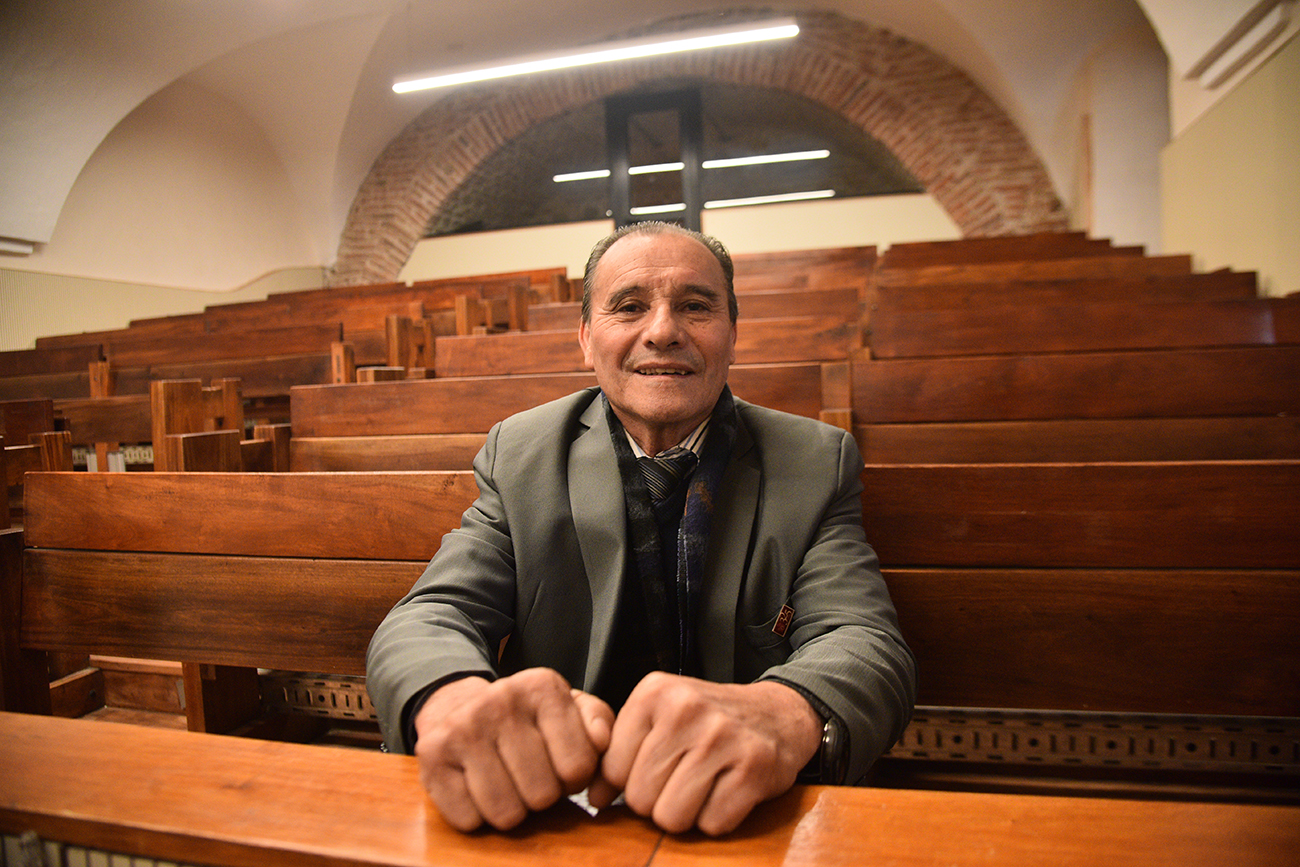 Ramón Frontera, portero que se jubila después de 45 años trabajando en el Colegio Monserrat. (Foto: Pedro Castillo/La Voz)
