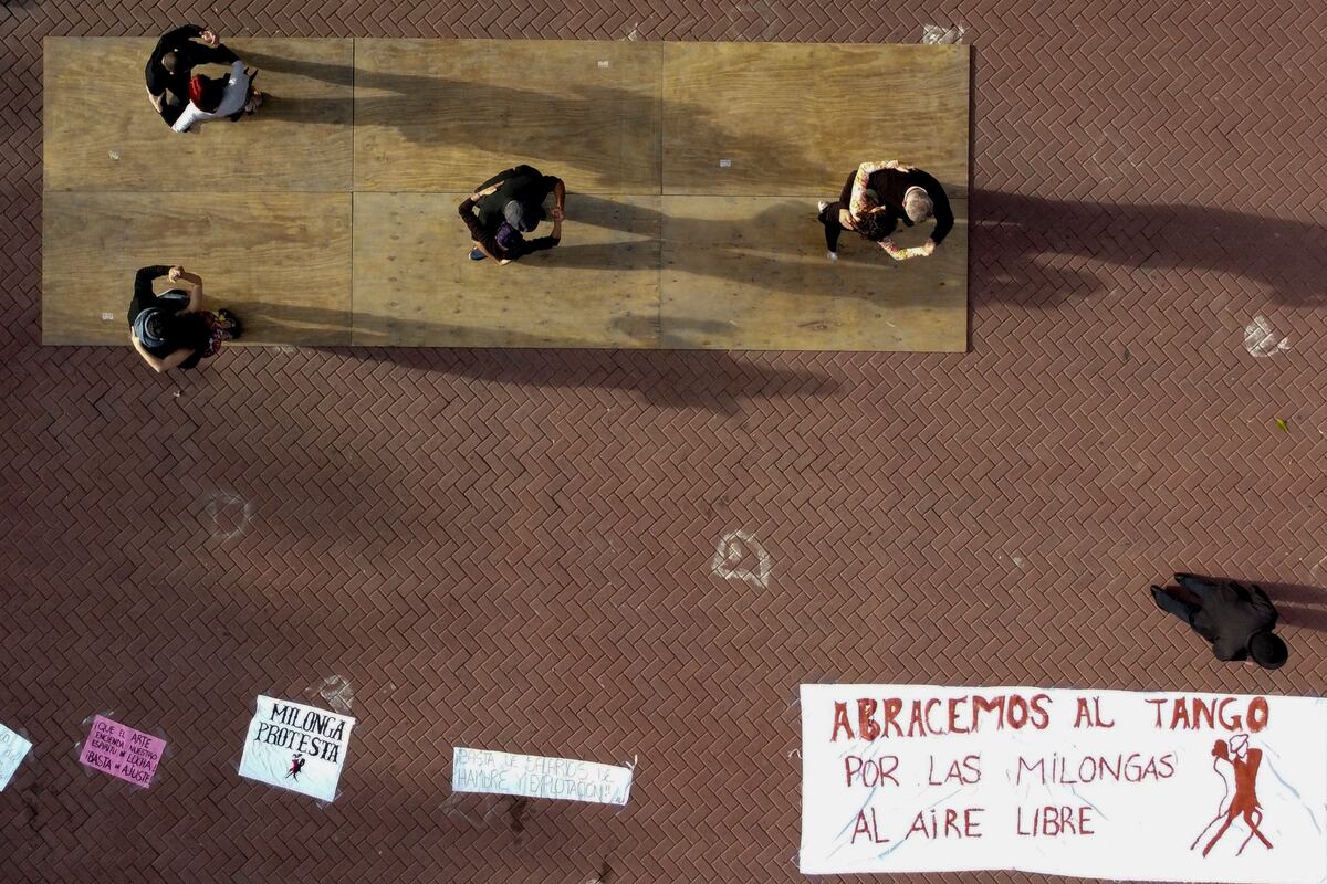 Los tangueros se manifestaron bailando. (AP)