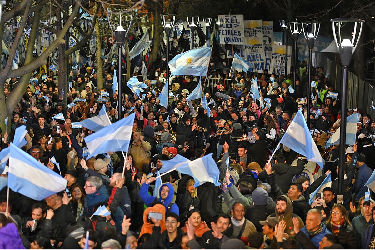 Elecciones en la provincia de Buenos Aires 2025. Festejos en el bunker de Fuerza Patria en las afueras del Hotel Grand Brizo, La Plata. (Gentileza Clarín)