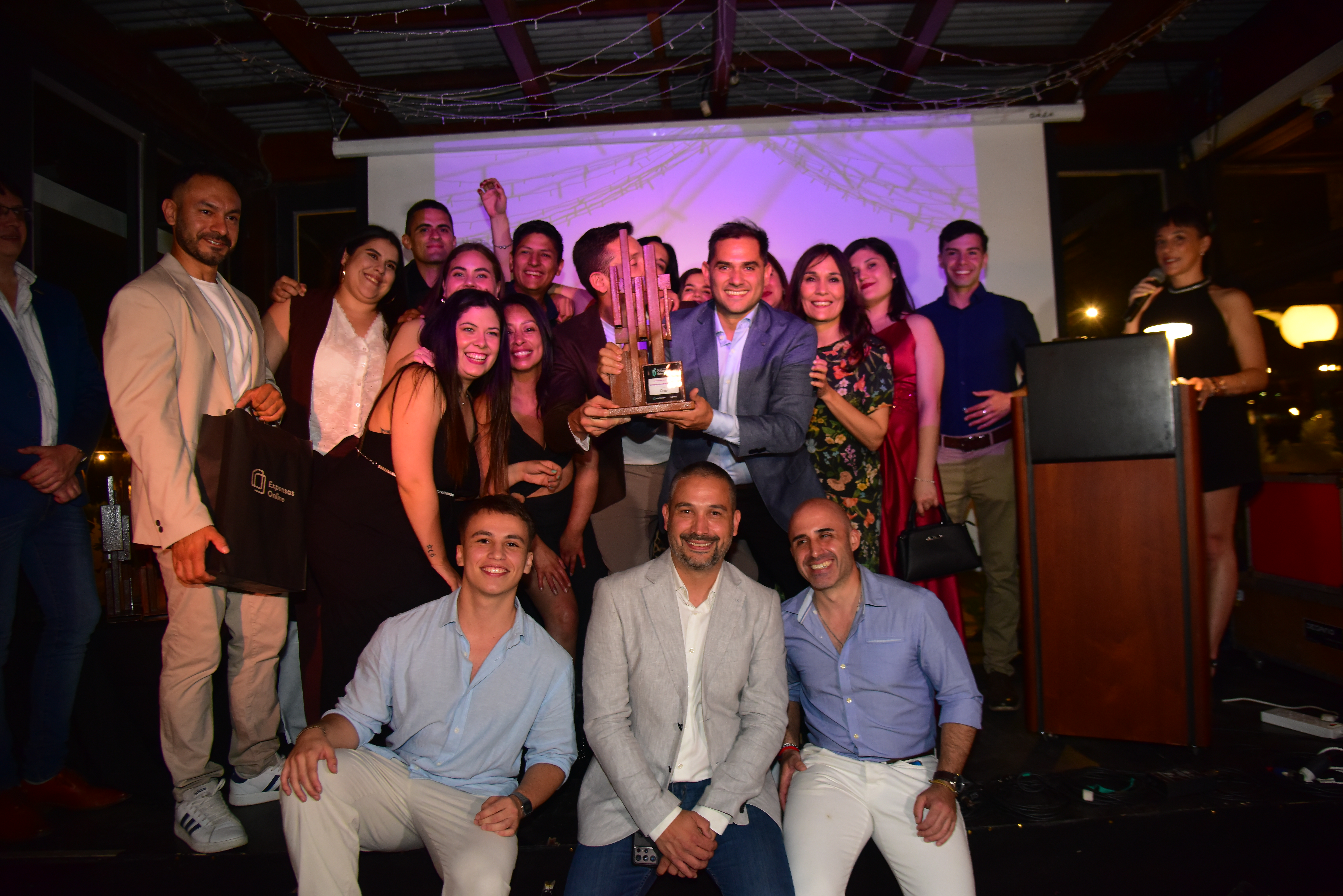 Estrada Administraciones festejó el premio recibido. (Javier Ferreyra)