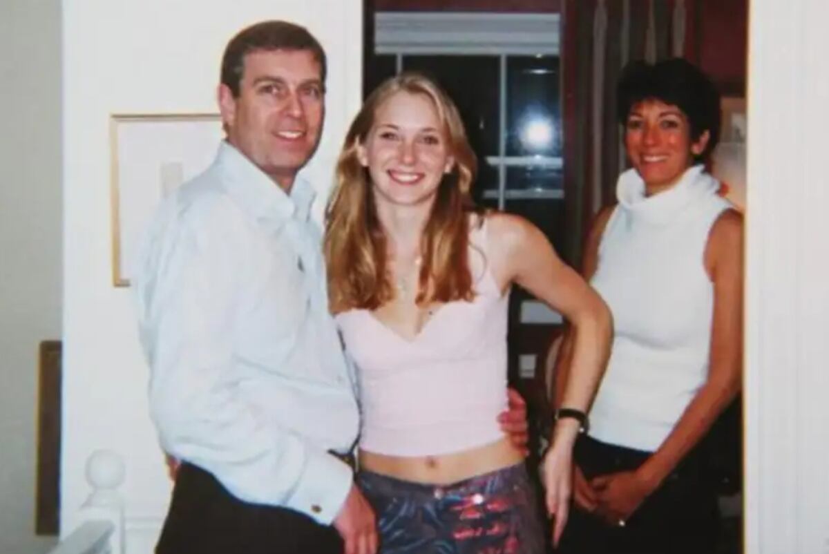 El principe Andrés, Virginia Roberts Giuffre y Ghislaine Maxwell. (Cedoc)