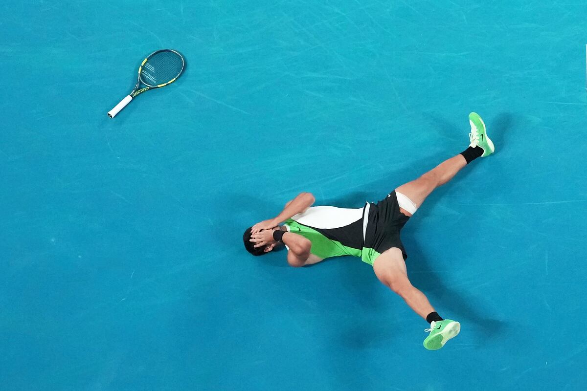 Alcaraz venció a Djokovic en Australia y se convirtió en el campeón más joven de los cuatro Grand Slam. (AP)