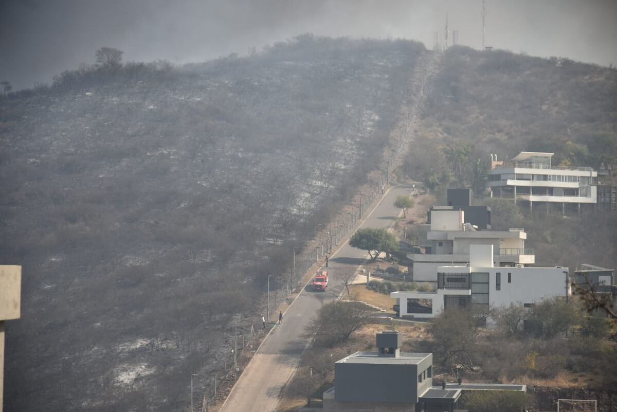 La Calera. Arduo trabajo de bomberos para contener el incendio (Facundo Luque/La Voz).