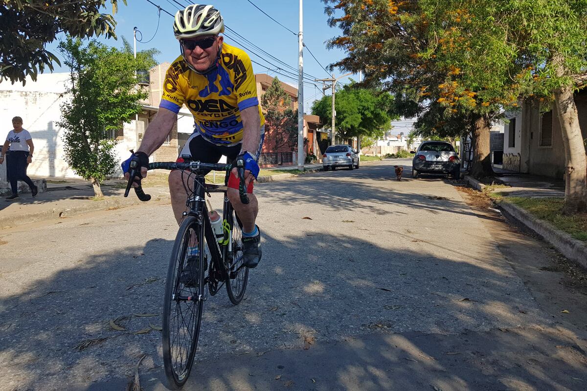 Andrés Rutis tiene 87 años, vive en Río Tercero y es ciclista. (La Voz)