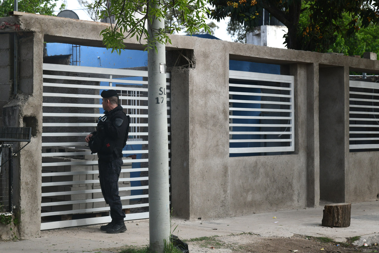 La Policía investiga el crimen de un hombre ultimado de un disparo en la cabeza en barrio Cooperativa Los Paraísos de la ciudad de Córdoba. Por el hecho hay un sospechoso que fue detenido. (Ramiro Pereyra / La Voz)