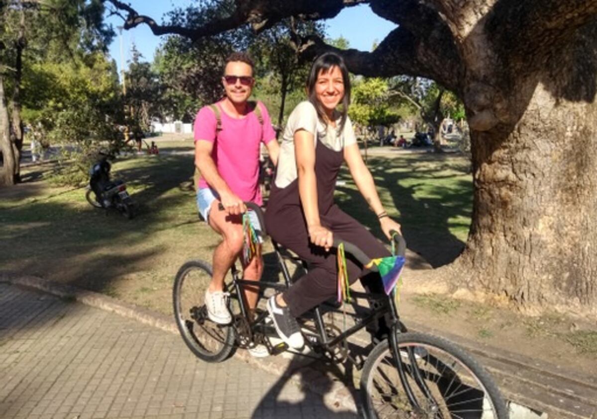 Los dos amigos docentes, en su bici-tándem. (La Voz)