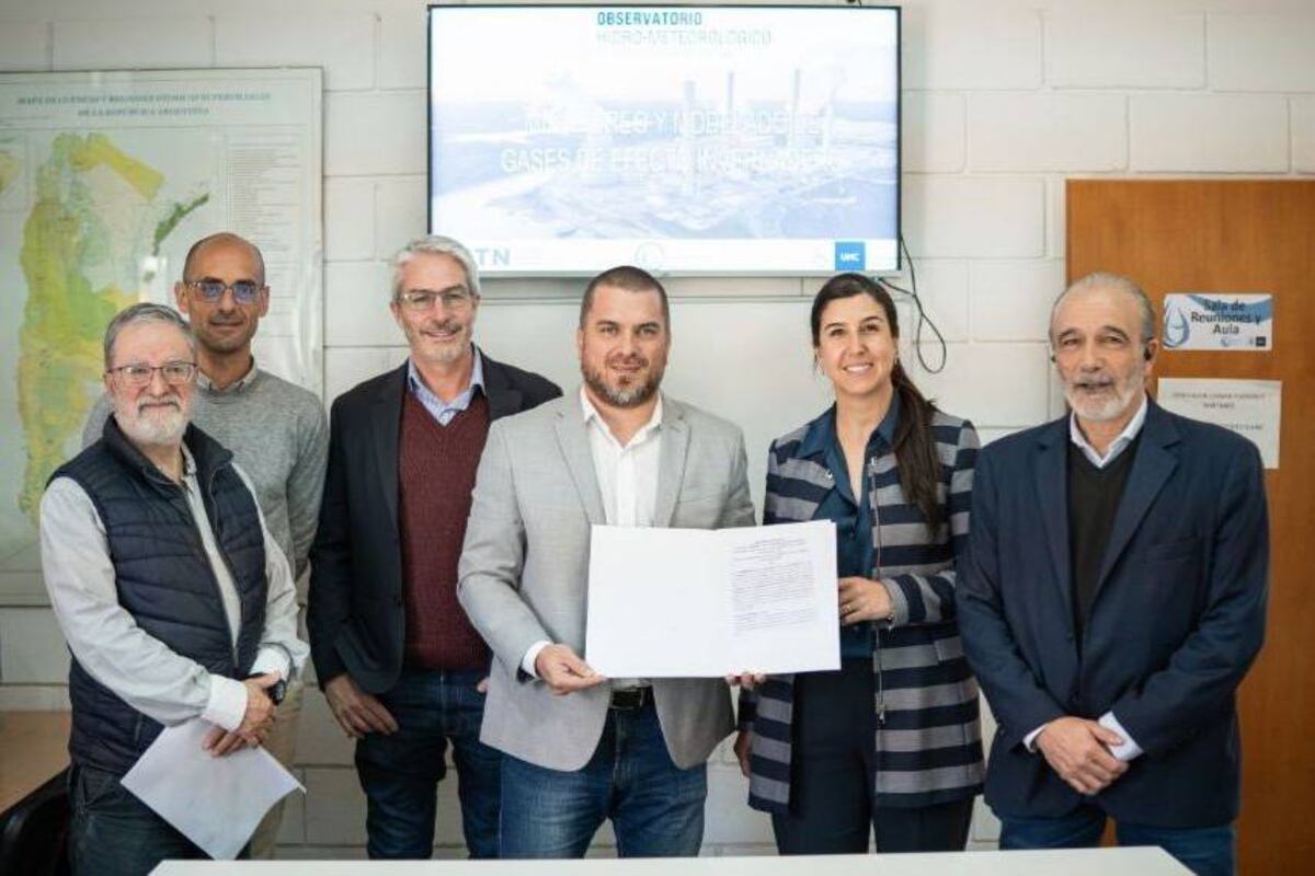 El Gobierno junto a la FcefyN firmaron un convenio para adquirir nuevas tecnologías que midan gases de efecto invernadero. (Provincia)