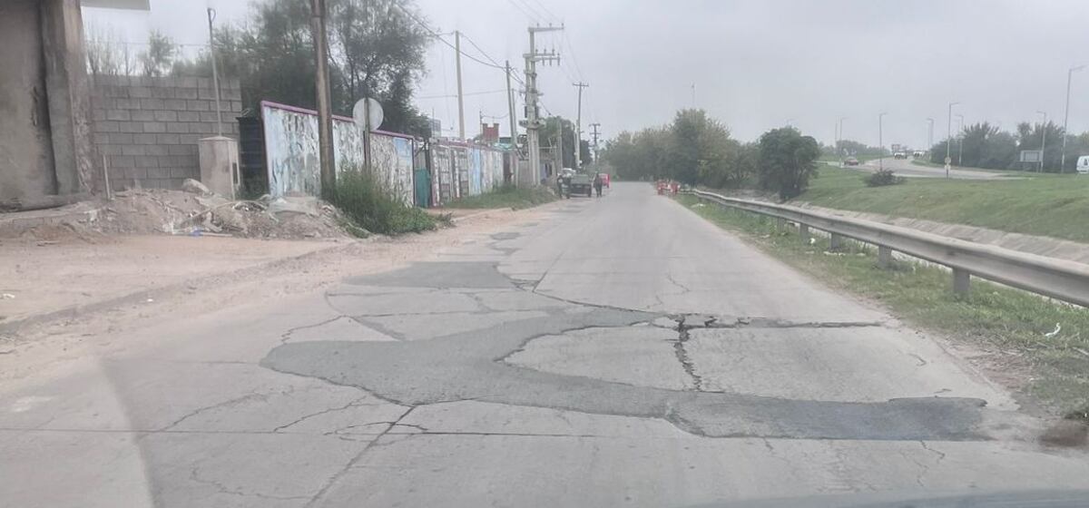 La avenida Celso Barrios y parte de la colectora de la Circunvalación, llena de baches. (La Voz)
