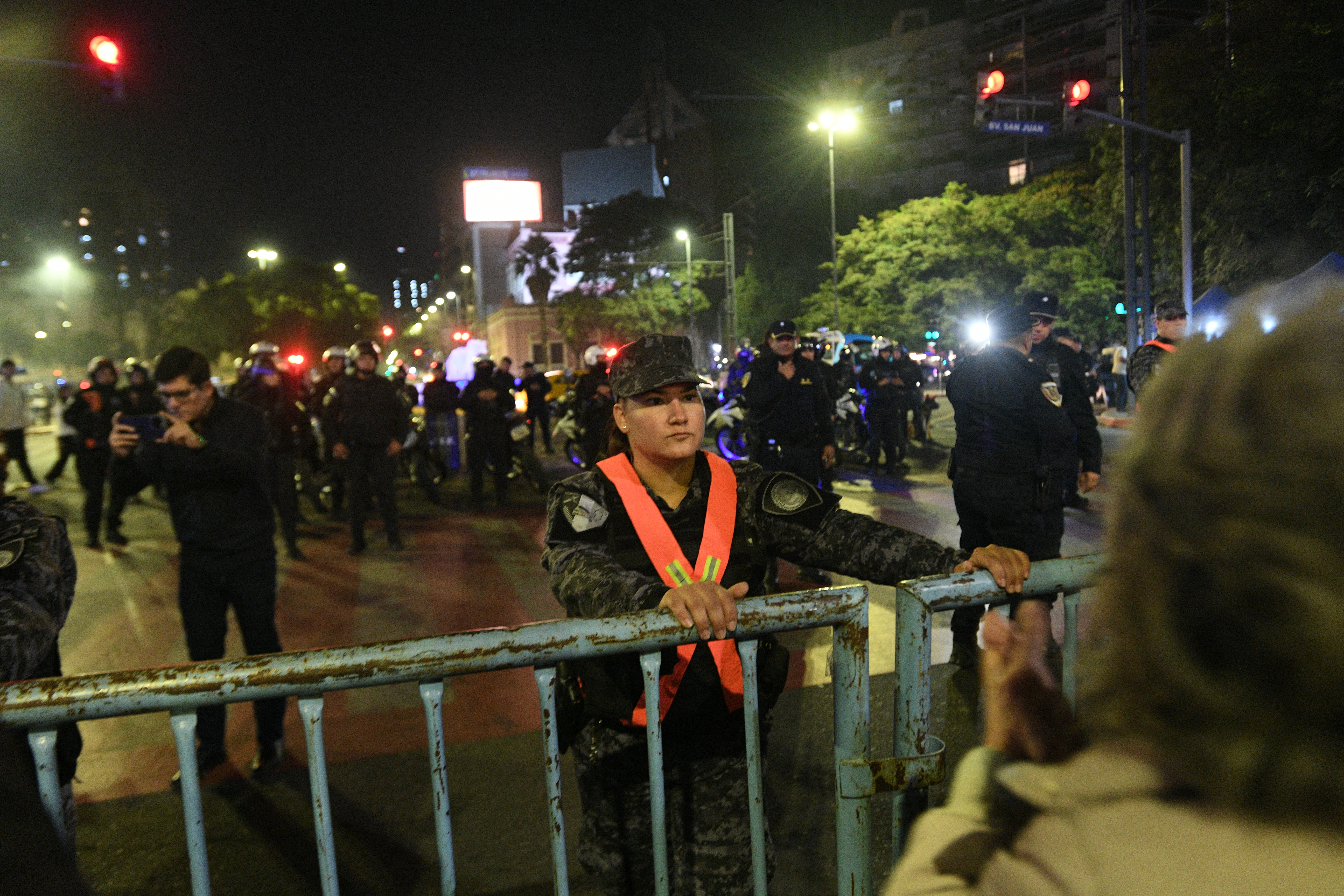 10 años de la Marcha Ni Una Menos por las calles de la ciudad terminó en el Patio Olmos con un cordón policial. Foto Javier Ferreyra