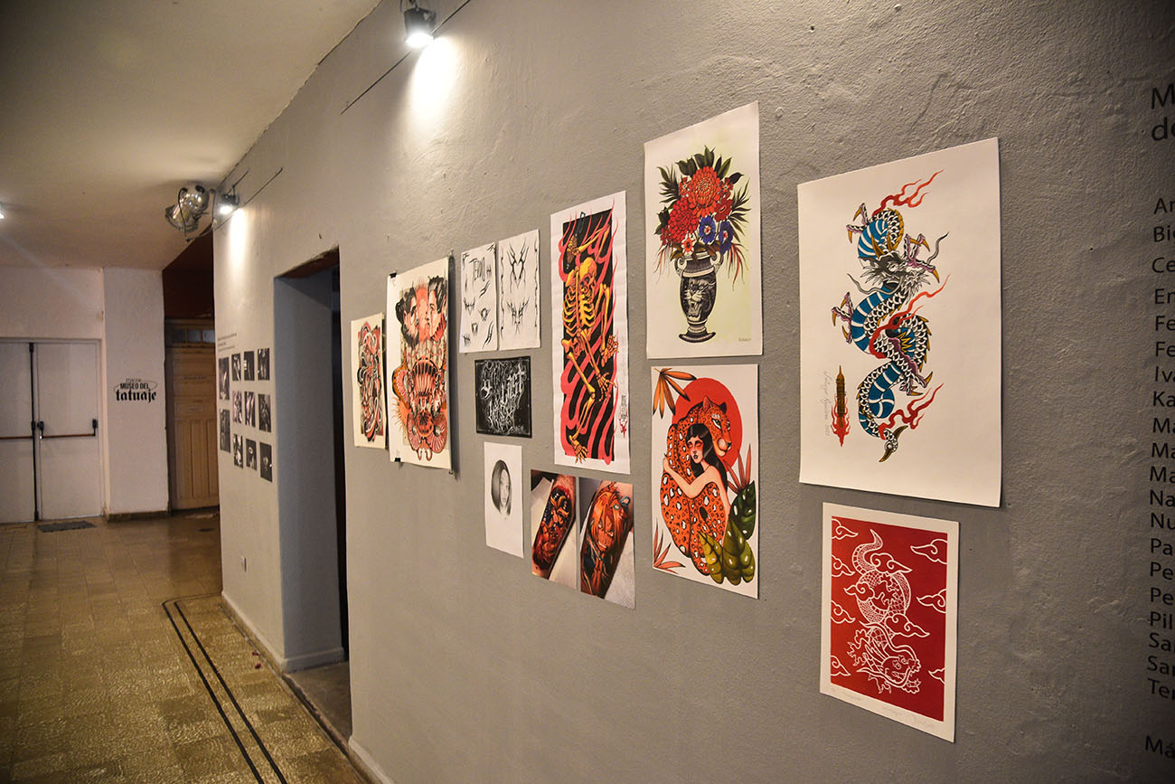 Muestra de tatuadores en la Casa de Pepinoun micro museo con maquinas y objetos.Foto: (Pedro Castillo / La Voz)