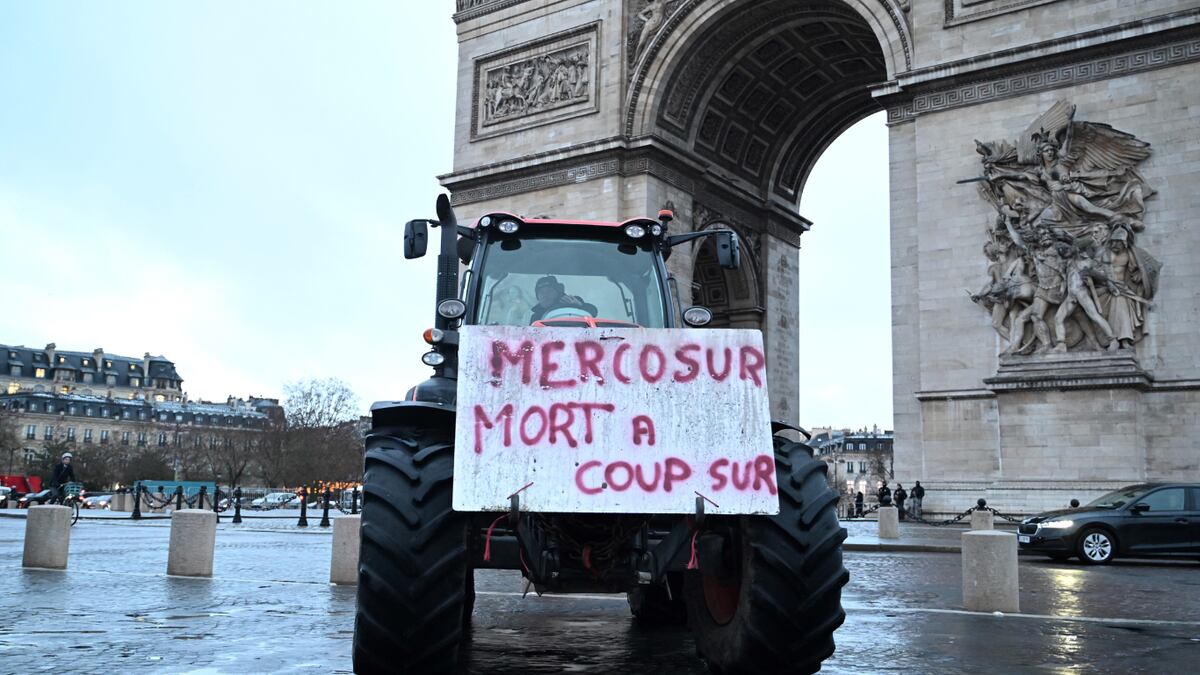 Un cartel en un tractor dice “Mercosur, muerte segura” mientras agricultores protestan en el Arco del Triunfo contra la alianza comercial del Mercosur con países de América del Sur, pero también contra la política agrícola de la Unión Europea y la matanza masiva de vacas ordenada para contener la propagación de una enfermedad de la piel, el jueves 8 de enero de 2026, en París. (Foto AP/Emma Da Silva)