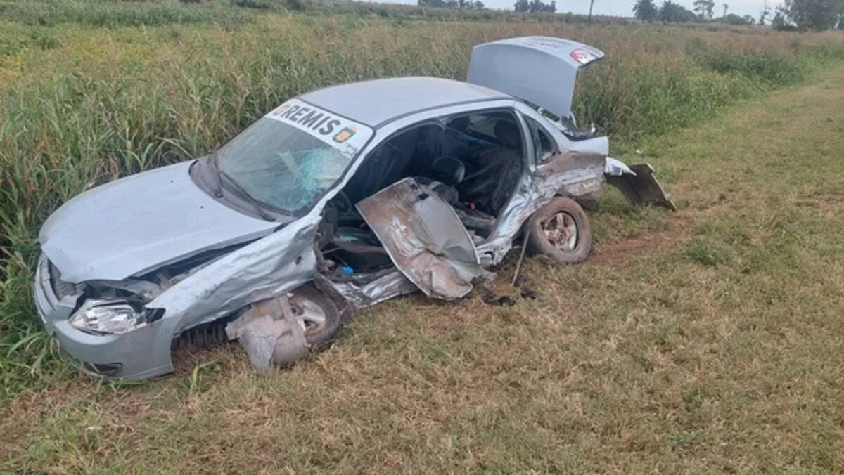 Violento choque en Córdoba: Bomberos rescataron a un conductor atrapado.