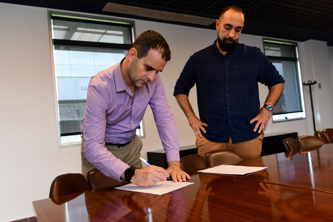 Firma de acuerdo de sustentabilidad entre la empresa Hins y La Voz del Interior. (Javier Ferreyra / La Voz)