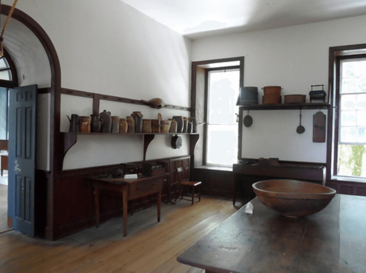 Objetos artesanales, estantes en altura, madera maciza y contraventanas que otorgan mucha claridad son elementos distintivos (imagen Decortips).