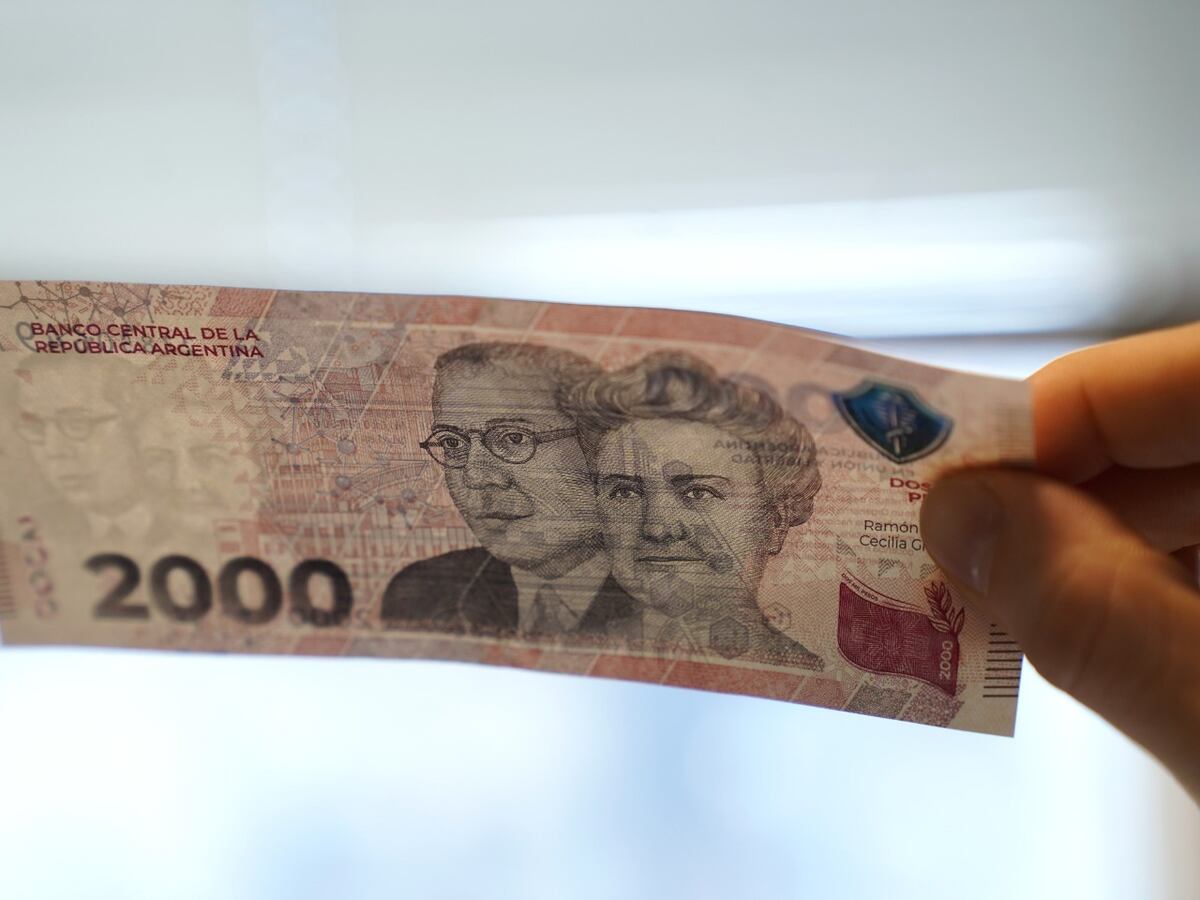 Alerta máxima por un nuevo método de falsificación: el dinero falso que engaña incluso a las máquinas