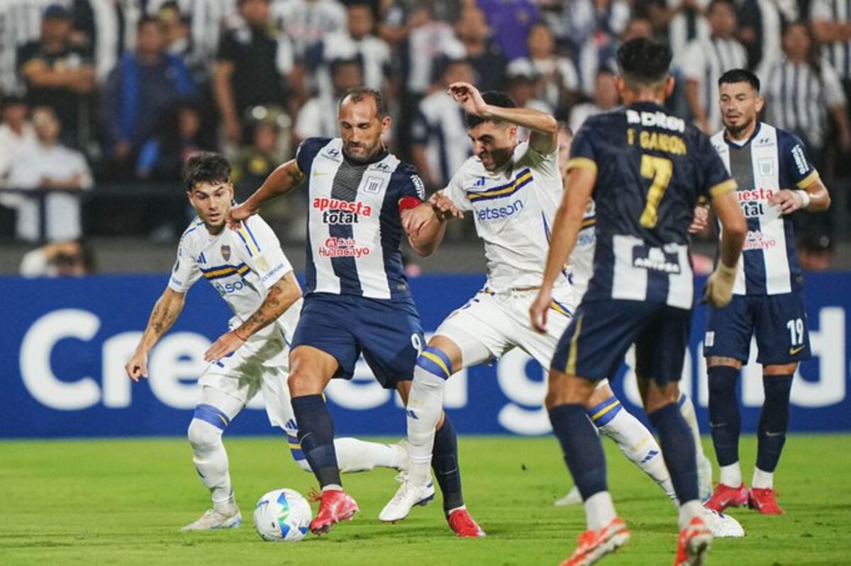 Hernán Barcos en el partido entre Alianza Lima y Boca. (@CopaLibertadores).