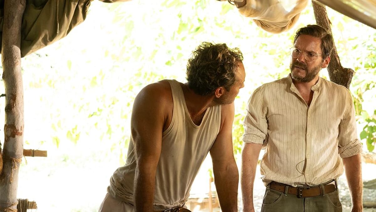 La nueva película de Amazon Prime Video, es protagonizada por Jude Law y Ana de Armas.
