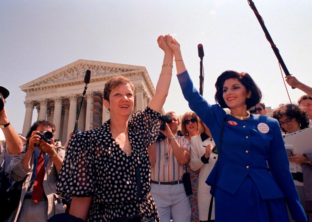 Norma McCorvey y Jane Roe, tras el histórico fallo de 1973, revocado por la actual Corte Suprema de EE.UU.